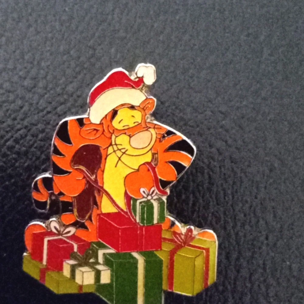 DISNEY CHRISTMAS TIGGER WITH PRESANTS - Picture 2 of 5